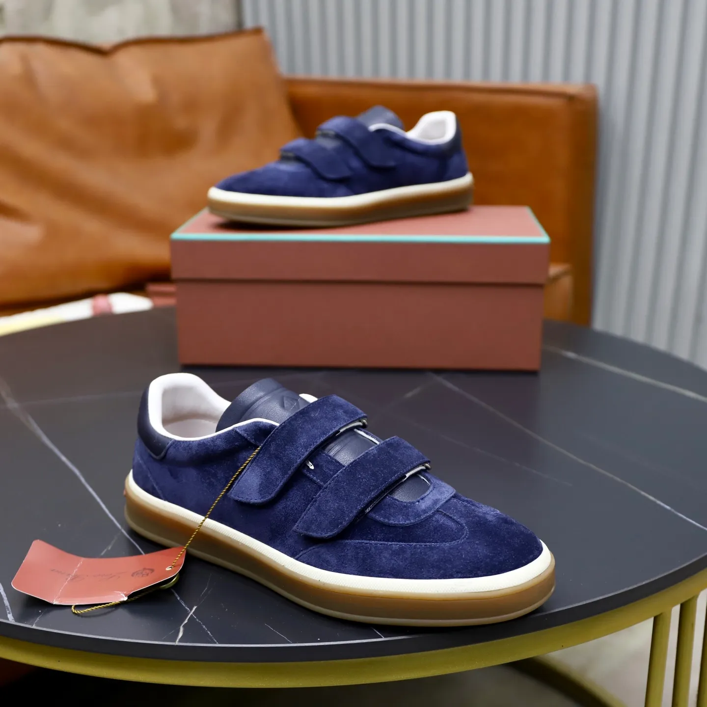 Ex-factory price: 560💰Loro Riana men’s moral training sneakers! Made from high-quality materials and designed in a low-cut silhouette, it offers an elegant and stylish look that's suitable for year-round wear. The unique double-layer sole aesthetic design, caramel cup-shaped outsole is decorated with off-white rubber trim, creating an attractive color combination. Pair with tailored pieces or jeans for a sophisticated yet casual look. The heel is decorated with soft cow leather tongue with Kummel color inserts and cotton laces with embossed LP logo. Upper: cow split suede stitching knitted fabric. Lining: original thickened soft sheepskin. Size: 38-39-40-41-42-43-44 (customized in 45.46)